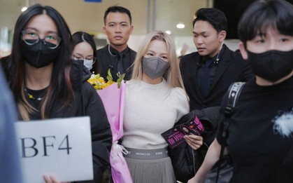 HOT: “DJ miền Tây” Hyoyeon chính thức xuất hiện, hàng trăm fan phủ kín “biển hồng” lightstick tại sân bay Nội Bài