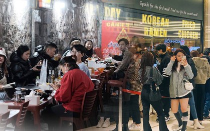Không khí tối Hà Nội ngày 31/12: Hàng loạt quán xá, trung tâm thương mại đông đúc người đi chơi, ăn mừng chào đón năm mới