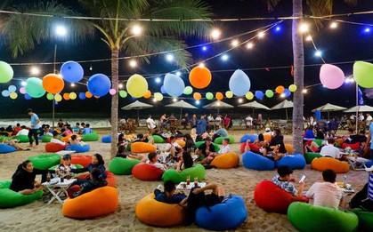 Người dân Nha Trang đổ ra bãi biển đón năm mới 2023