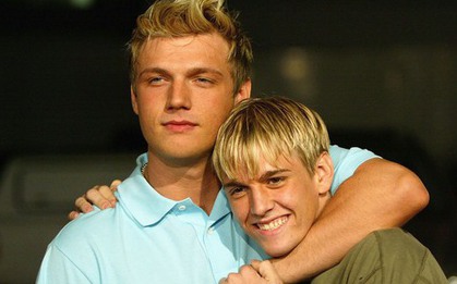 Nick Carter òa khóc trên sân khấu vì nhớ em trai Aaron Carter