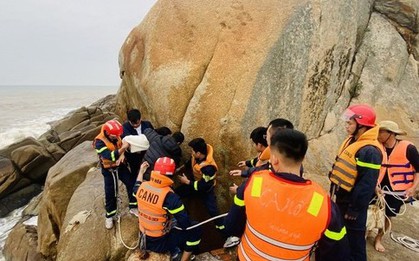 Người phụ nữ có biểu hiện không bình thường định nhảy xuống biển tự tử