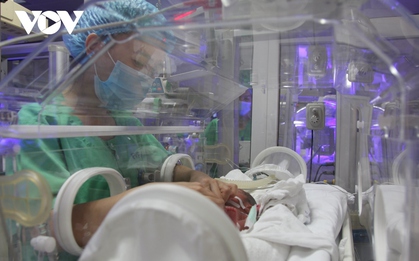 Trẻ sinh non chỉ 400-500 gram được chăm sóc "thần kỳ" như thế nào?