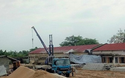 Sức khỏe 5 học sinh bị thương sau khi cần cẩu đập vào nóc trường