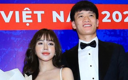 Quả bóng vàng 2021 bảnh bao khi xuất hiện tại buổi Gala trao giải, nhưng gây chú ý nhất vẫn là nhan sắc của bạn gái anh chàng
