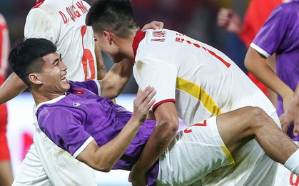 U23 Việt Nam: Hảo đồng đội nhảy lên ăn mừng bị bạn ném xuống đất