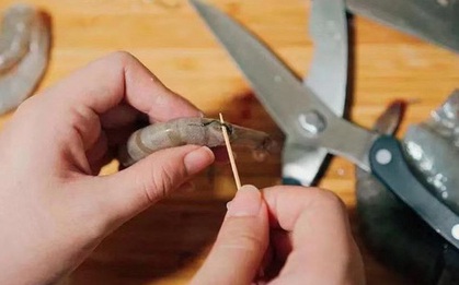 Thứ màu đen trên thân hải sản như tôm, ngao, hàu, sò, trai thực chất là gì?