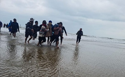 8 thuyền cá bị sóng đánh chìm trên biển, 2 người ngất xỉu khi cố bơi được vào bờ