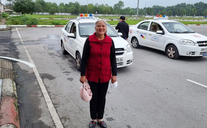 Cụ bà 72 tuổi đỗ bằng lái ô tô ngay lần đầu thi ở Hà Tĩnh: Ban đầu sợ, giờ chạy vô tư rồi