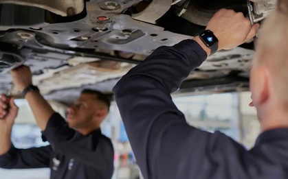 Loại bỏ giấy tờ và máy tính, một hãng xe cấp iPhone và Apple Watch cho 1.500 kỹ sư để họ làm việc tốt hơn