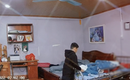 Đi làm từ sớm, mẹ theo dõi camera thì liền bật khóc khi thấy hành động của con trai nhỏ