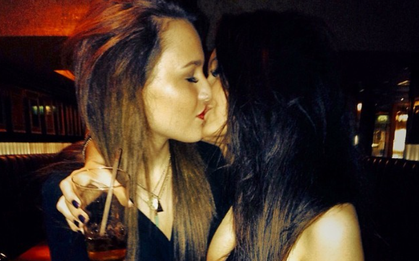 Gia nhập hội WAGs Arsenal, người đẹp nóng bỏng gây khó hiểu khi "khóa môi" bạn cùng giới