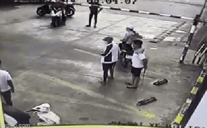 Clip hai nhóm hỗn chiến trước cổng siêu thị, người dân hoảng sợ nhìn hiện trường