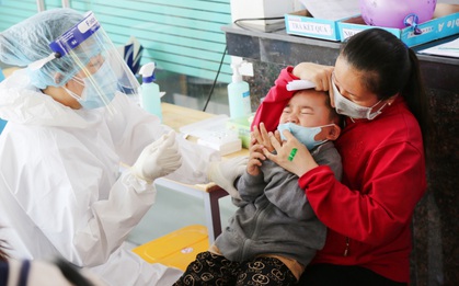 F0 trẻ em tăng, cha mẹ hốt hoảng vội đưa con đi viện, bác sĩ chuyên khoa Nhiễm chỉ ra điều cần tránh