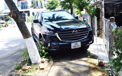 Vợ tử nạn khi đu bám cửa xe ô tô chồng cũ