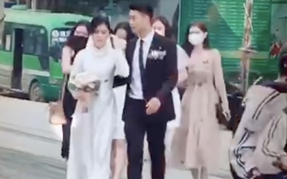 Thành Chung đón nàng về dinh, che chở cho cô dâu khi qua đường