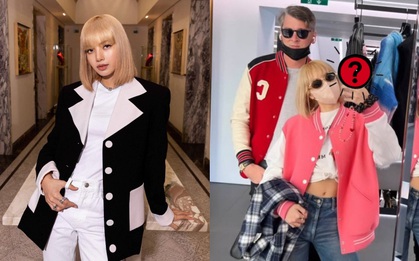 Lisa (BLACKPINK) lâu lắm mới thấy selfie, mà sao lại che kín thế kia, thôi thì Blink cứ "cheap moment" với dây đeo tạm vậy!