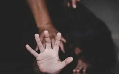 Rúng động: Vợ bị nhóm 10 người đàn ông xâm hại, chồng bất lực chứng kiến cảnh tượng kinh hoàng, chi tiết vụ việc ám ảnh hơn cả phim