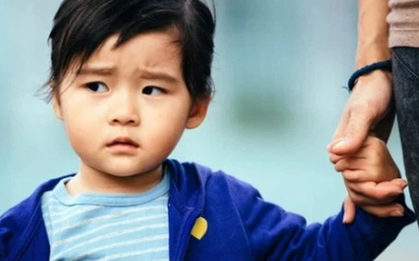 Khi con khóc, bạn liền bảo "nín ngay" thì bạn đã trực tiếp hủy hoại tương lai chúng rồi: Đây mới là cách phản ứng đúng đắn!