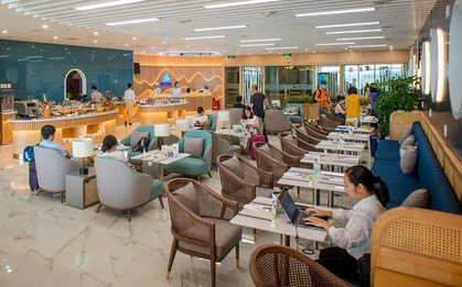 Nhiều công ty thu về siêu lợi nhuận từ phòng chờ thương gia sân bay nhưng khách hàng giàu có lại ít lựa chọn ngoài mì tôm, trứng luộc