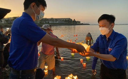 Thả hoa đăng cầu siêu nạn nhân vụ lật ca nô: "Mong thảm nạn không lặp lại"