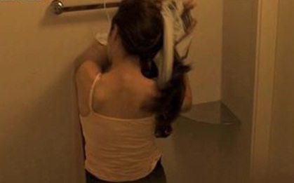 Trợ giảng dụ nam sinh 15 tuổi về nhà quan hệ, nói 1 câu khiến cậu ngoan ngoãn nghe theo