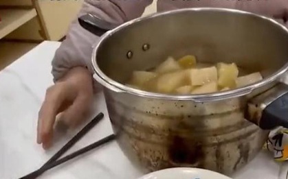 Mẹ chồng thiên vị gắp hết thịt trong nồi cho con trai, để con dâu ăn cơm trắng, thái độ của anh chồng sau đó gây tranh cãi