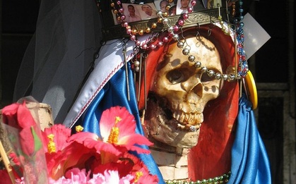 Hình ảnh bộ xương trang trí hoa trông phát hãi không ngờ lại là biểu tượng của hy vọng và câu chuyện ít ai biết về nữ thần của "dân anh chị" khét tiếng