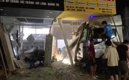Xe tải mất lái cán tử vong nữ công nhân may mặc