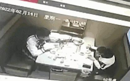 Clip: 2 người đàn ông bỏ lưỡi dao vào nồi lẩu để kiếm bữa ăn miễn phí