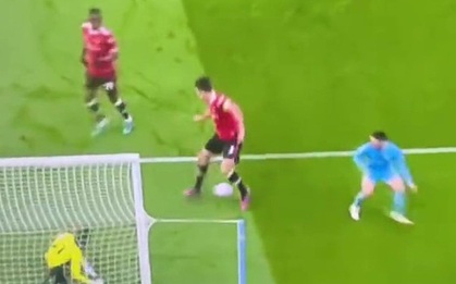 "Thánh hài" Maguire tự xỏ háng chính bản thân mình, gián tiếp kiến tạo cho Man City