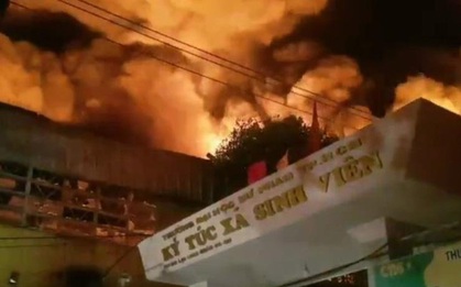 Nổ lớn và cháy cạnh ký túc xá lúc nửa đêm, nhiều sinh viên tháo chạy