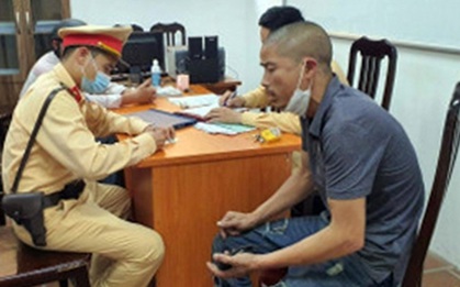 Tài xế say không chịu đo nồng độ cồn còn hỏi CSGT về "tửu lượng"