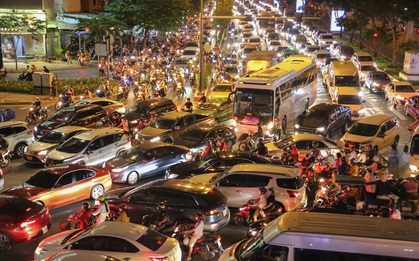 Chưa tới lễ 30/4 nhưng cửa ngõ sân bay Tân Sơn Nhất vẫn kẹt xe hơn 2 tiếng ngày cuối tuần