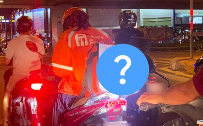 Anh shipper dán tờ thông báo cỡ lớn phía sau thùng hàng, người dừng đèn đỏ đều tủm tỉm khi lướt qua