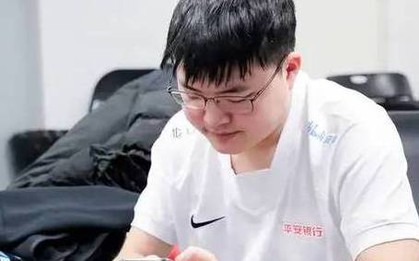 Siêu sao Uzi bất ngờ bị đồng đội tiết lộ là quá khó hợp tác: "Có hôm Uzi rời gaming house mà chẳng ai biết"