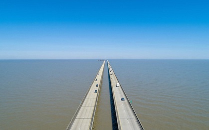 Trải nghiệm trên cây cầu cao tốc dài nhất thế giới: Tài xế đi được nửa đường sợ "cứng người", sản phụ đẻ rơi trên cầu vì đi mãi không hết