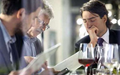 Trong buổi tiệc, nếu sếp nhờ "ra xe lấy hộ tôi món đồ" mà bạn thật sự ra đó lấy thì bạn đã THUA rồi: Người thông minh thường không dại làm thế!