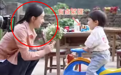 Triệu Lệ Dĩnh chơi đùa với em bé trên phim trường, vì quá nhớ con trai nên bộc lộ bản năng làm mẹ?