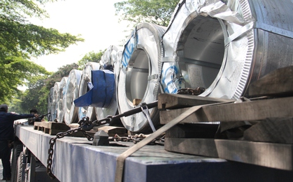 TP.HCM: Nhiều xe đầu kéo chở cuộn thép hàng chục tấn bị xử phạt, tạm giữ bằng lái tài xế