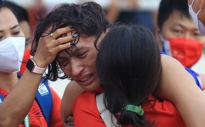 Trần Nhật Hoàng (điền kinh) ôm mẹ bật khóc khi rơi huy chương vàng ở nội dung sở trường