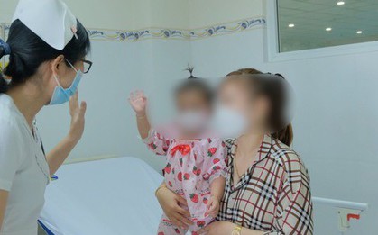 Bé gái suýt chết sau khi uống kháng sinh trị viêm amidan
