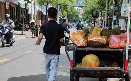Mít ruột đỏ bán rong giá vẫn "chát"