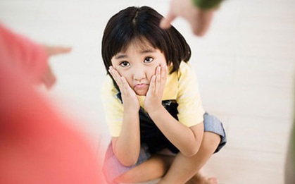 Không phải chửi bới, quát mắng, 8 câu nói cửa miệng này của bố mẹ mới là điều khiến con tổn thương mãi mãi