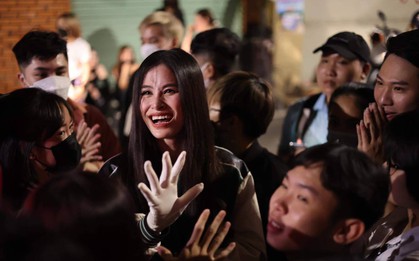 Đông Nhi lần đầu diễn live ca khúc có đoạn rap tranh cãi của Wowy, gặp fan Hà Nội sau ồn ào với FC: "Hôm nay lại đông vui thế này?"