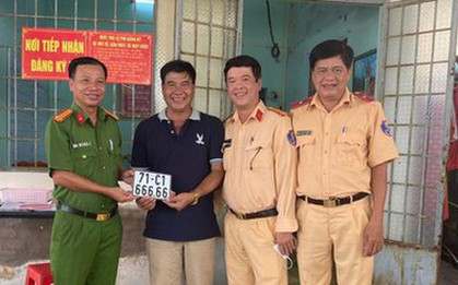 Người đàn ông bấm được biển "ngũ quý" 666.66 ở trụ sở công an xã