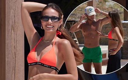 Tình cũ của Brooklyn Beckham thả dáng nóng bỏng với bikini
