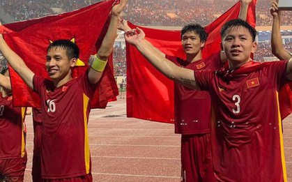 Chùm ảnh: U23 Việt Nam chạy quanh sân ăn mừng đầy cảm xúc, Văn Xuân chấn thương vẫn nhiệt tình góp vui