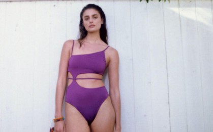 Thiên thần nội y Taylor Hill nóng bỏng với áo tắm