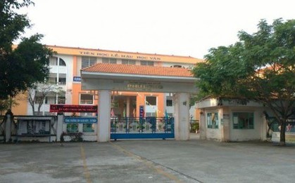 Con trai để lộ đề thi, bố bị hạ bậc thi đua