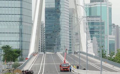 44 nắp cống trên cầu Thủ Thiêm 2 bị cạy trộm
